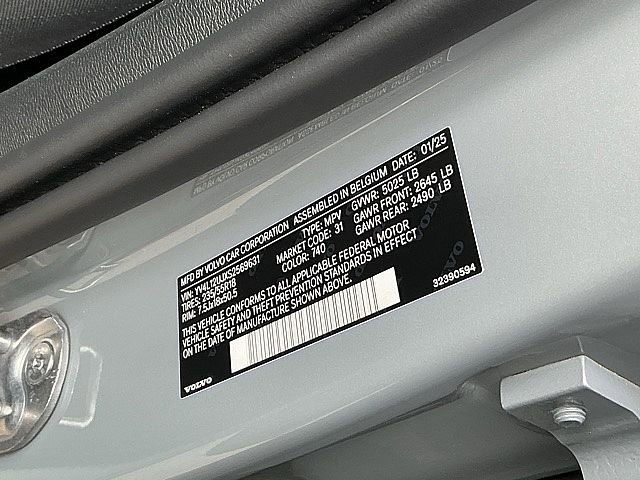 Certified 2025 Volvo XC40 B5 Core image 30