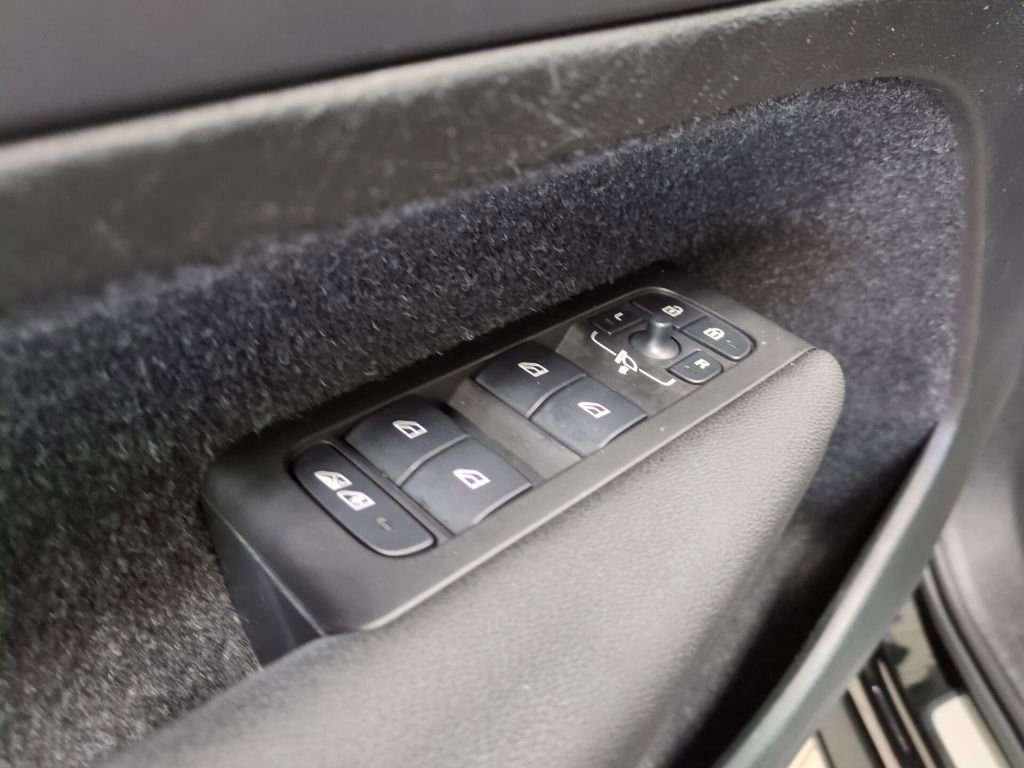 Used 2021 Volvo XC40 T5 Inscription image 17