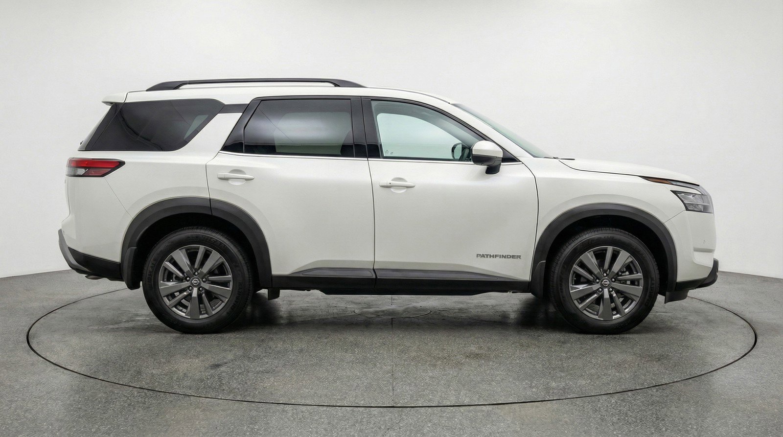 Used 2025 Nissan Pathfinder SV image 11