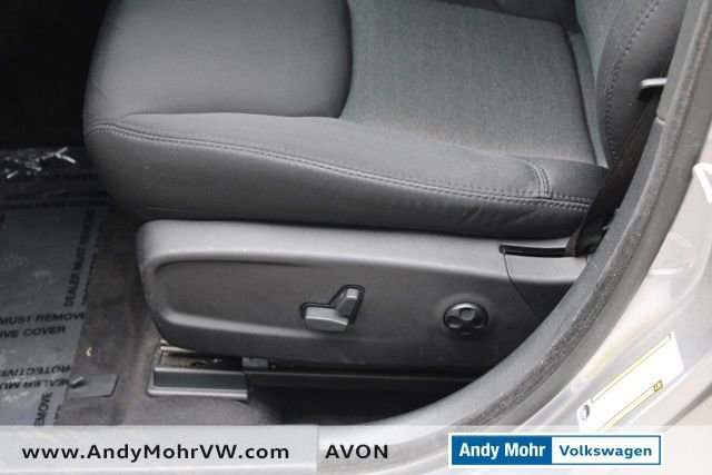 Used 2018 Chrysler 300 Touring w/ Driver Convenience Group image 17