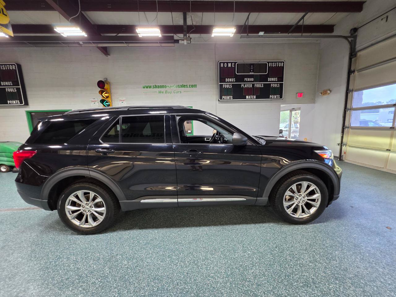 Used 2021 Ford Explorer XLT w/ Equipment Group 202A AWD/4WD image 5