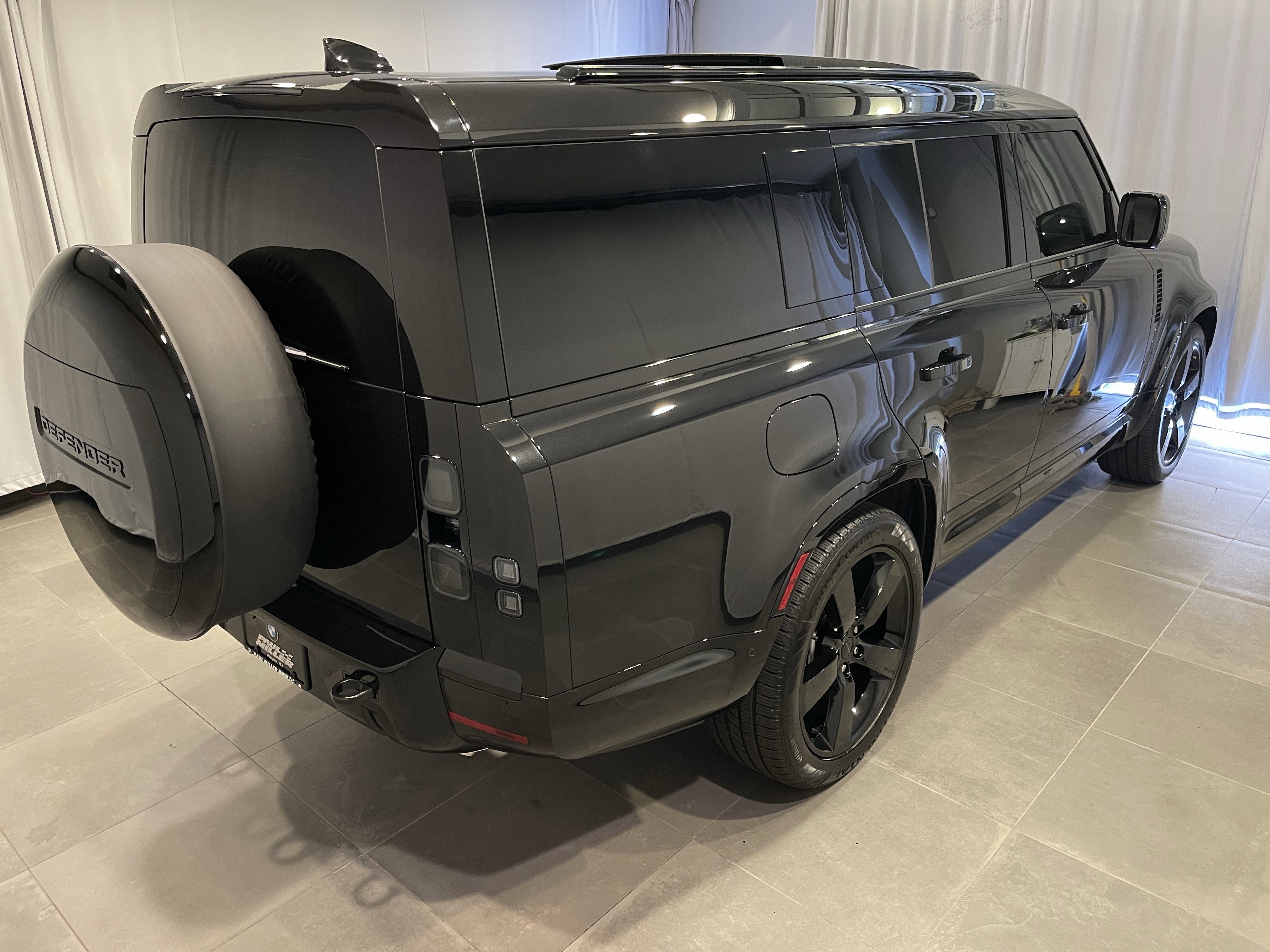 Used 2026 Land Rover Defender 130 X-Dynamic SE image 6