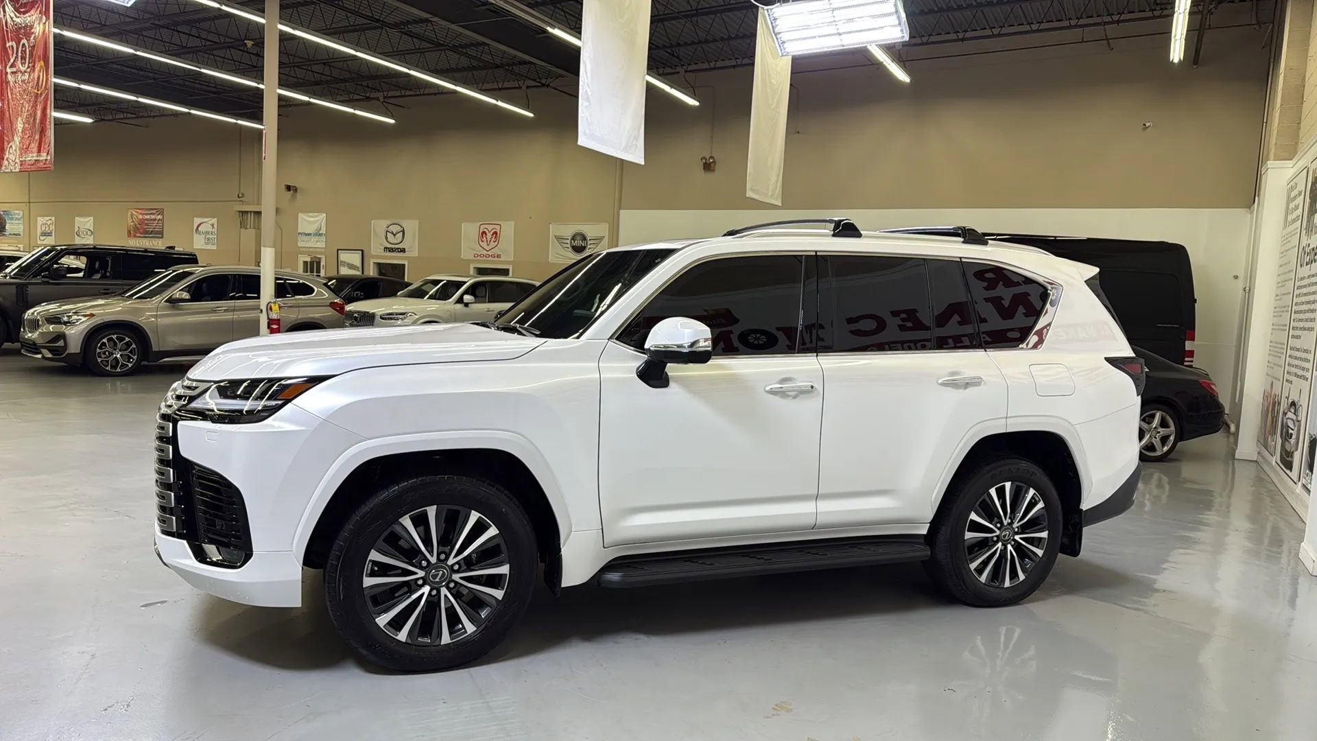 Used 2022 Lexus LX 600 4WD w/ Premium Package image 5
