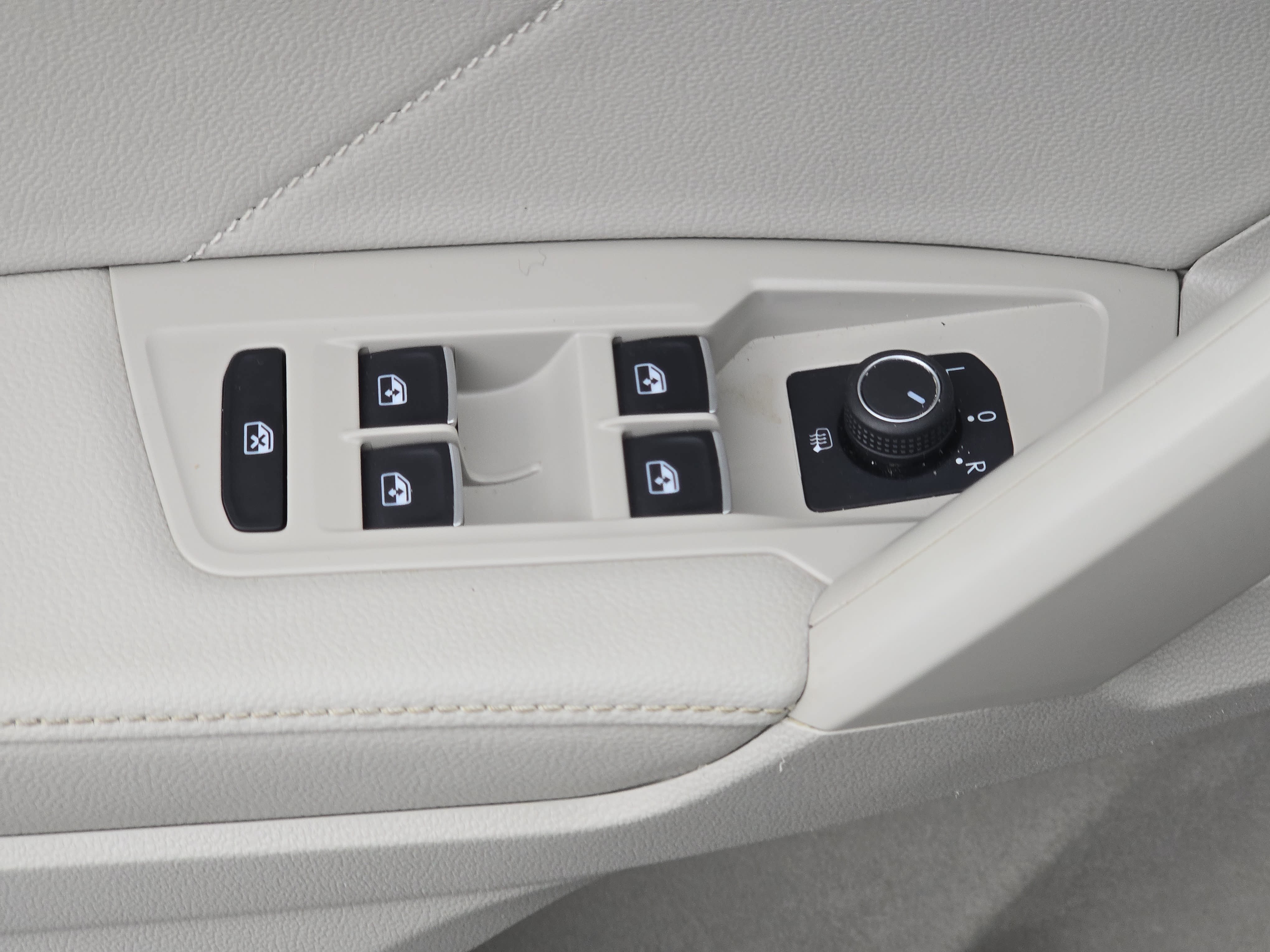 Used 2023 Volkswagen Tiguan SE w/ Panoramic Sunroof Package FWD image 28