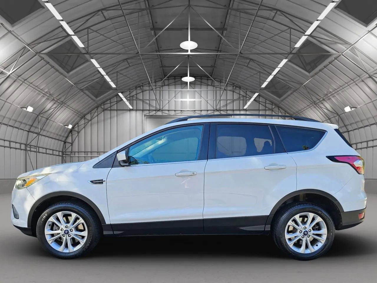 Used 2018 Ford Escape SE w/ SE Sync 3 Package image 3
