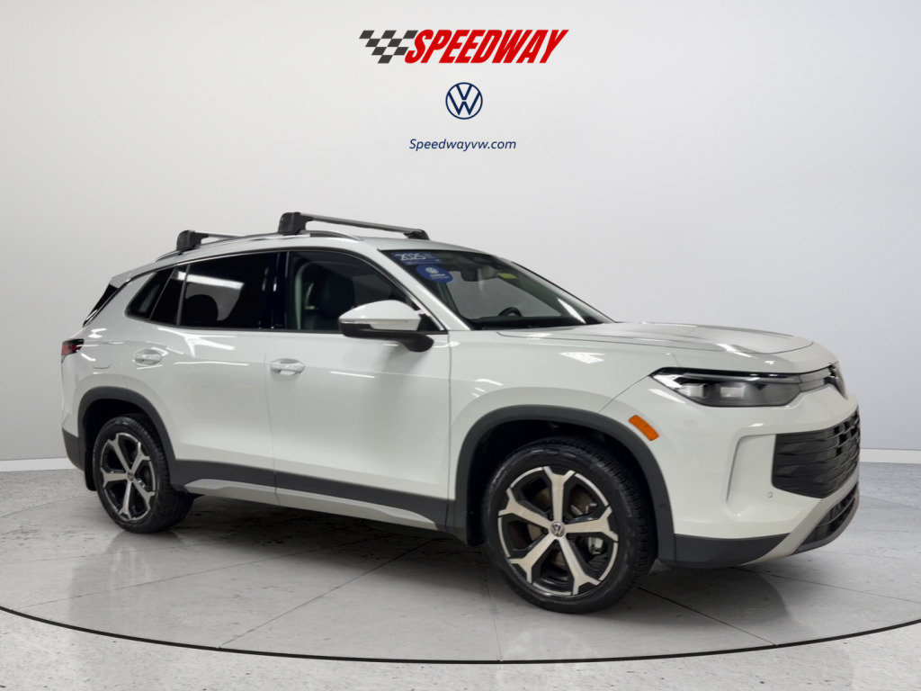 Used 2025 Volkswagen Tiguan SE AWD/4WD image 3
