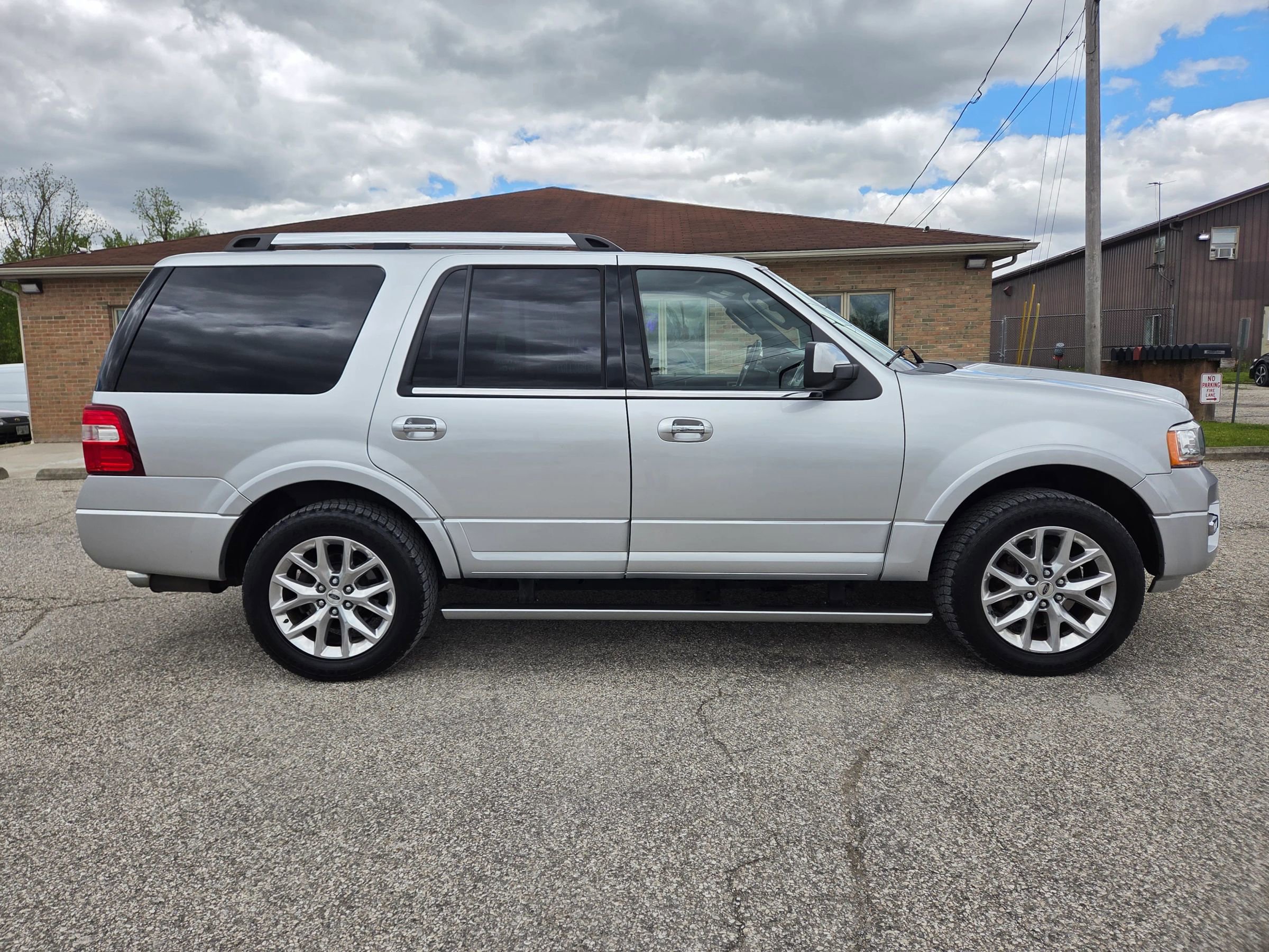 Used 2017 Ford Expedition Limited w/ Equipment Group 301A AWD/4WD image 4
