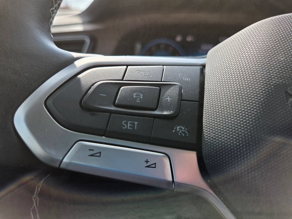 Used 2026 Volkswagen Atlas SE w/ Panoramic Sunroof Package FWD image 12