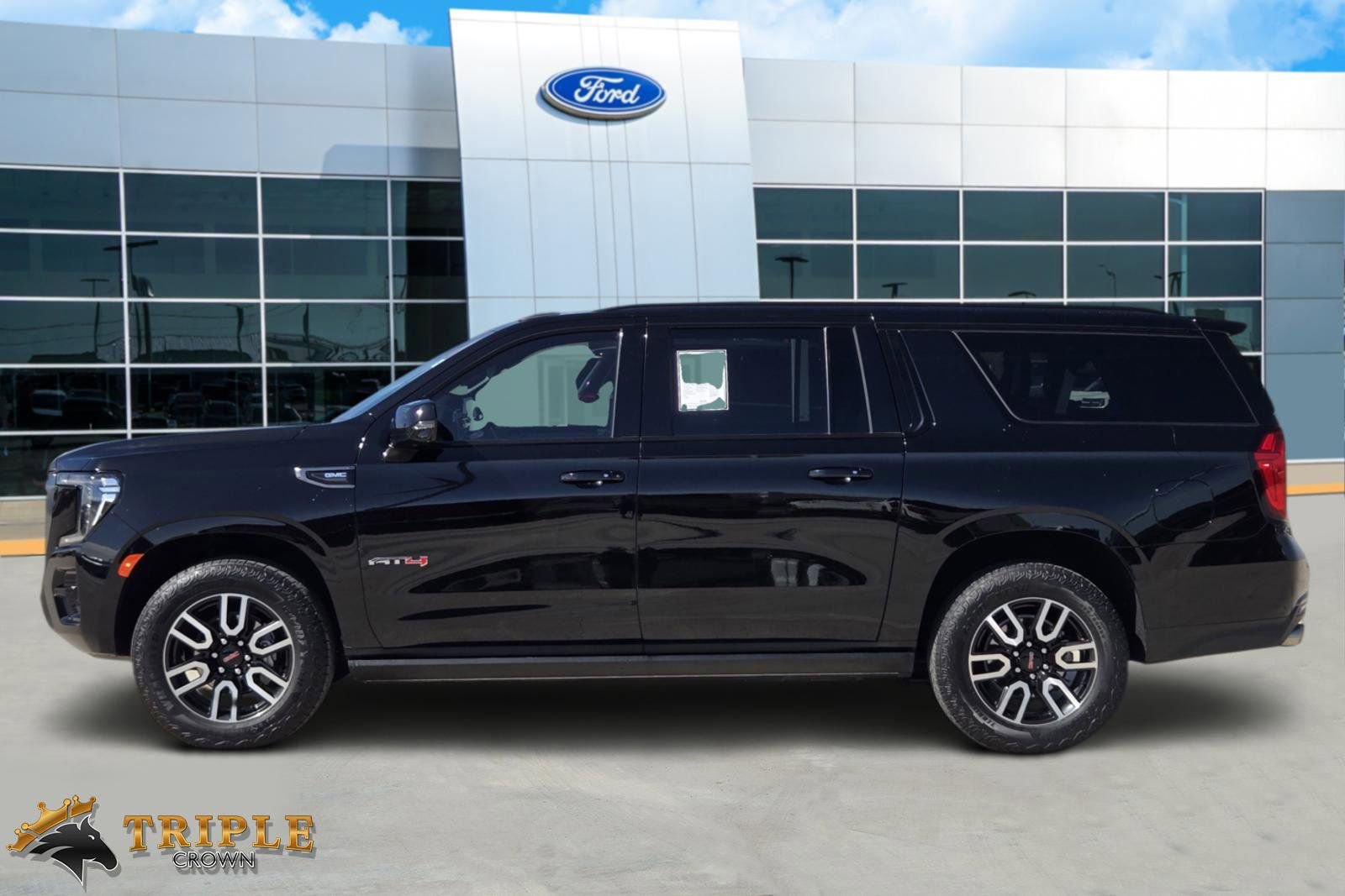 Used 2023 GMC Yukon XL AT4 w/ Technology Package image 3