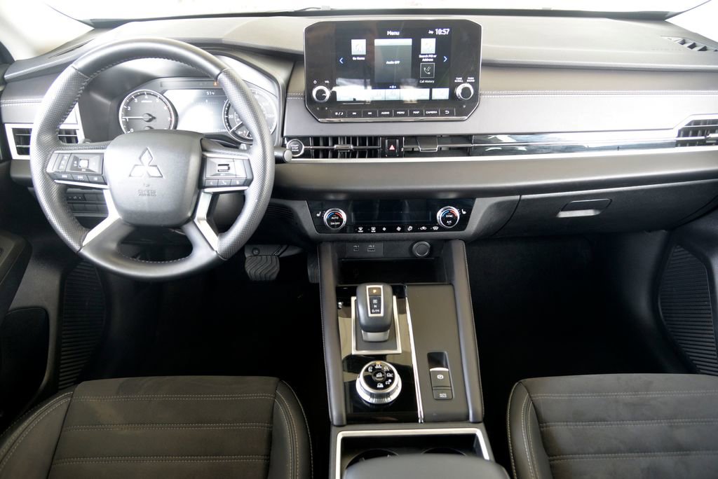 Used 2023 Mitsubishi Outlander SE image 17