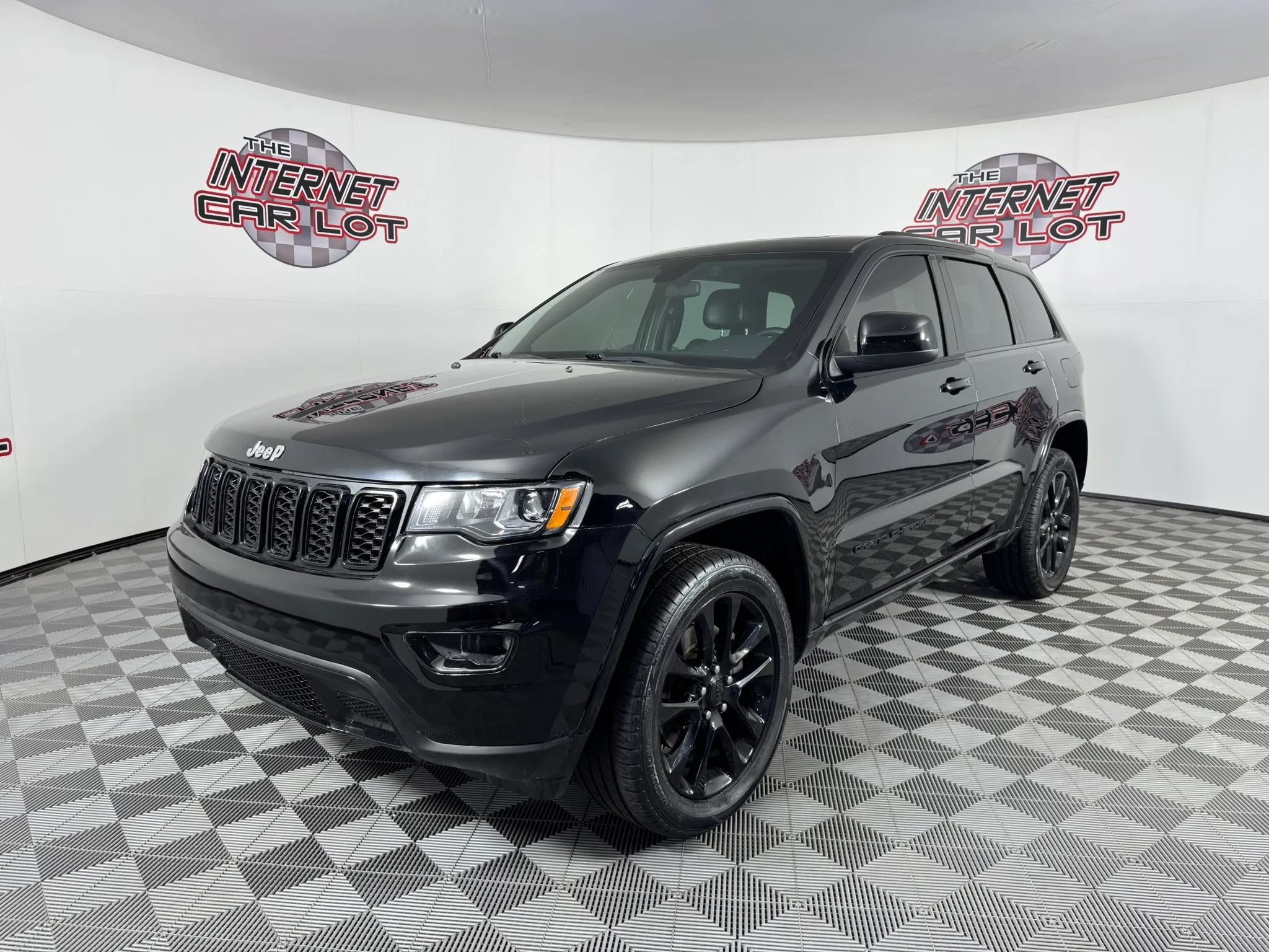 Used 2021 Jeep Grand Cherokee Laredo X AWD/4WD image 3