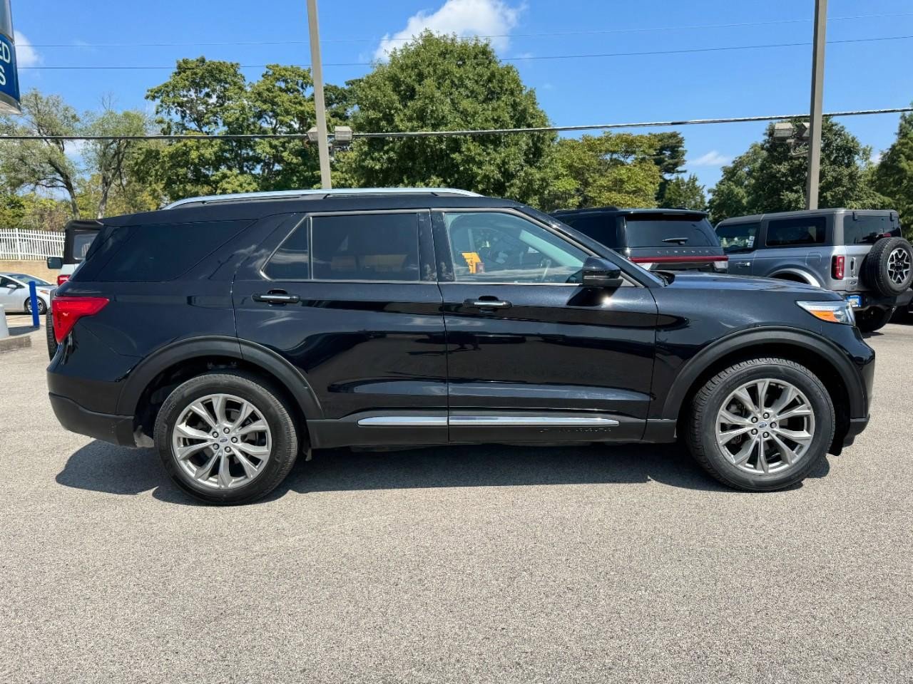 Used 2022 Ford Explorer Limited w/ Equipment Group 301A image 2