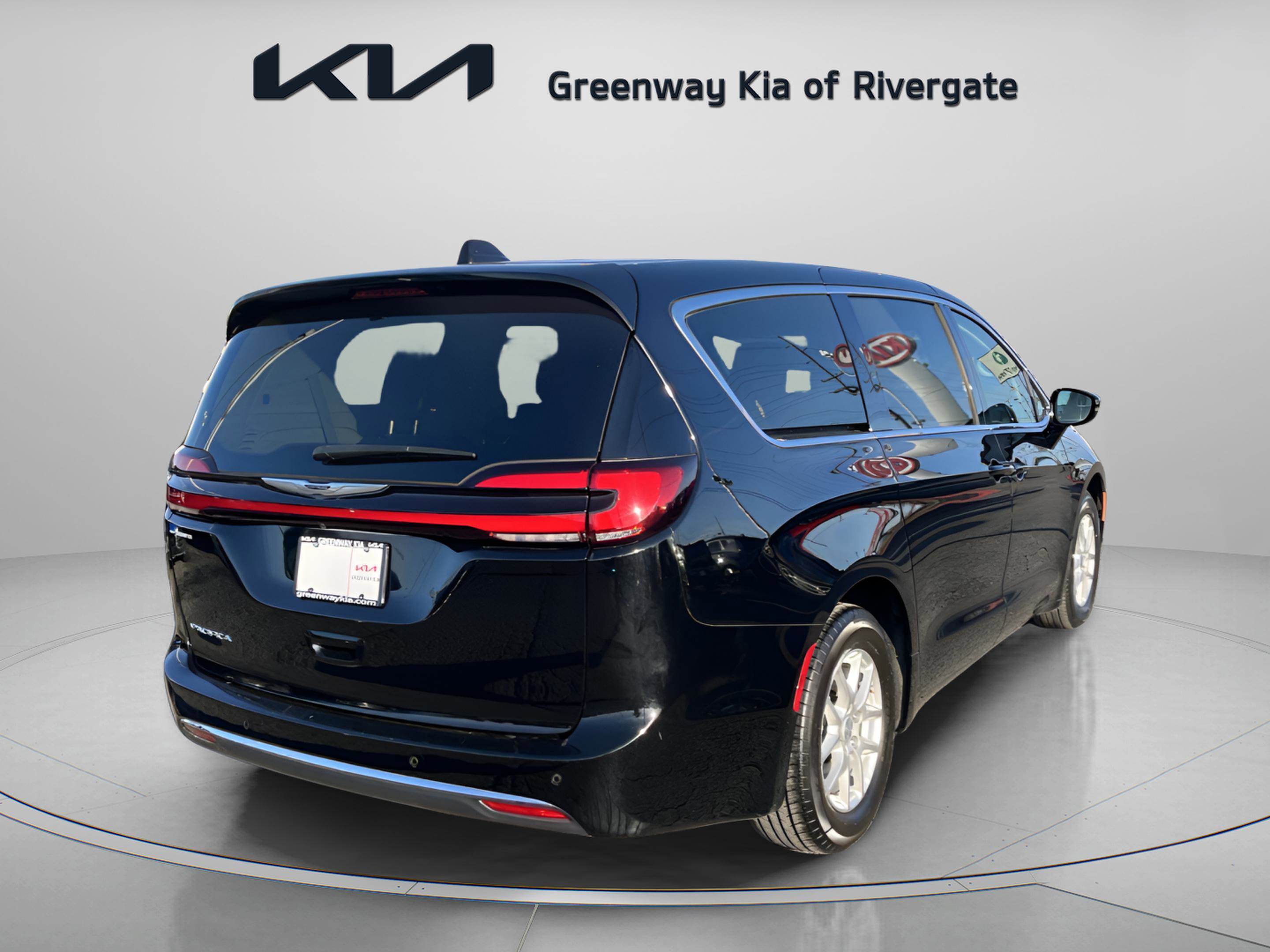 Used 2024 Chrysler Pacifica Touring-L image 7