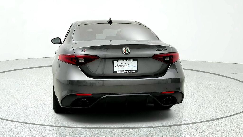 Used 2023 Alfa Romeo Giulia Veloce AWD/4WD image 6