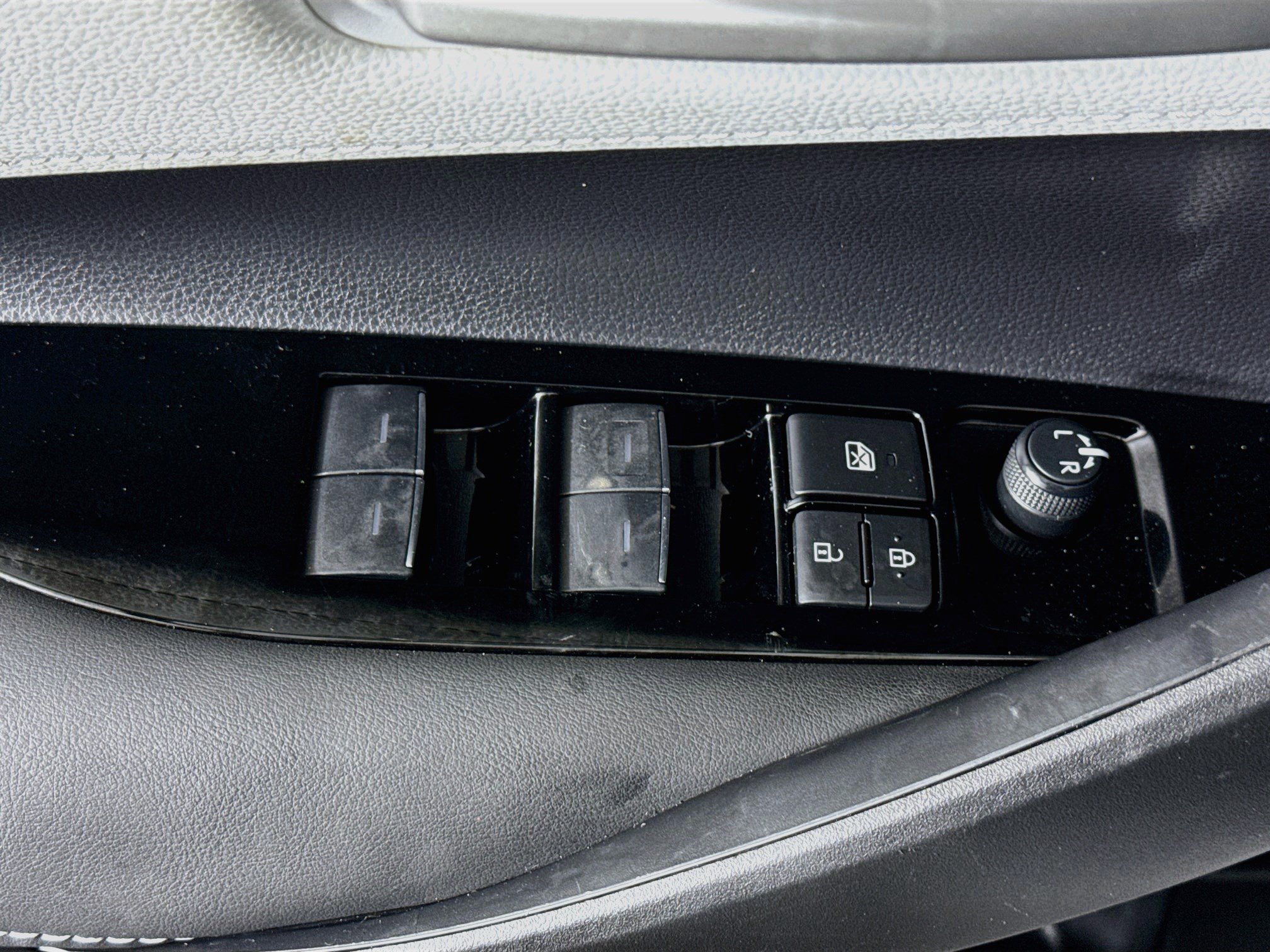 Used 2022 Toyota Corolla SE w/ SE Preferred Package FWD image 24