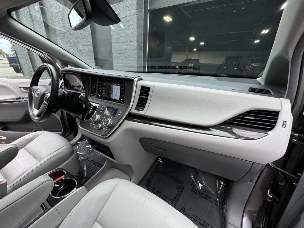 Used 2019 Toyota Sienna XLE image 17