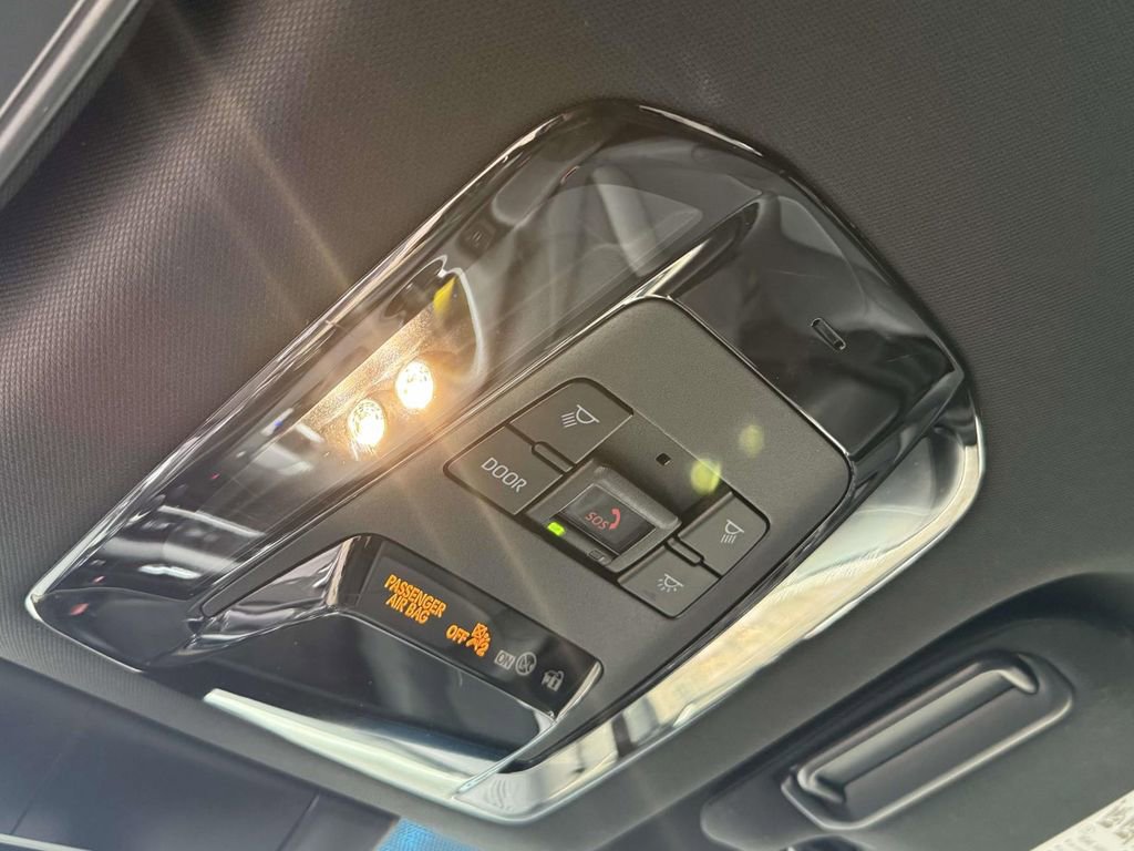 Used 2022 Toyota Venza XLE image 17