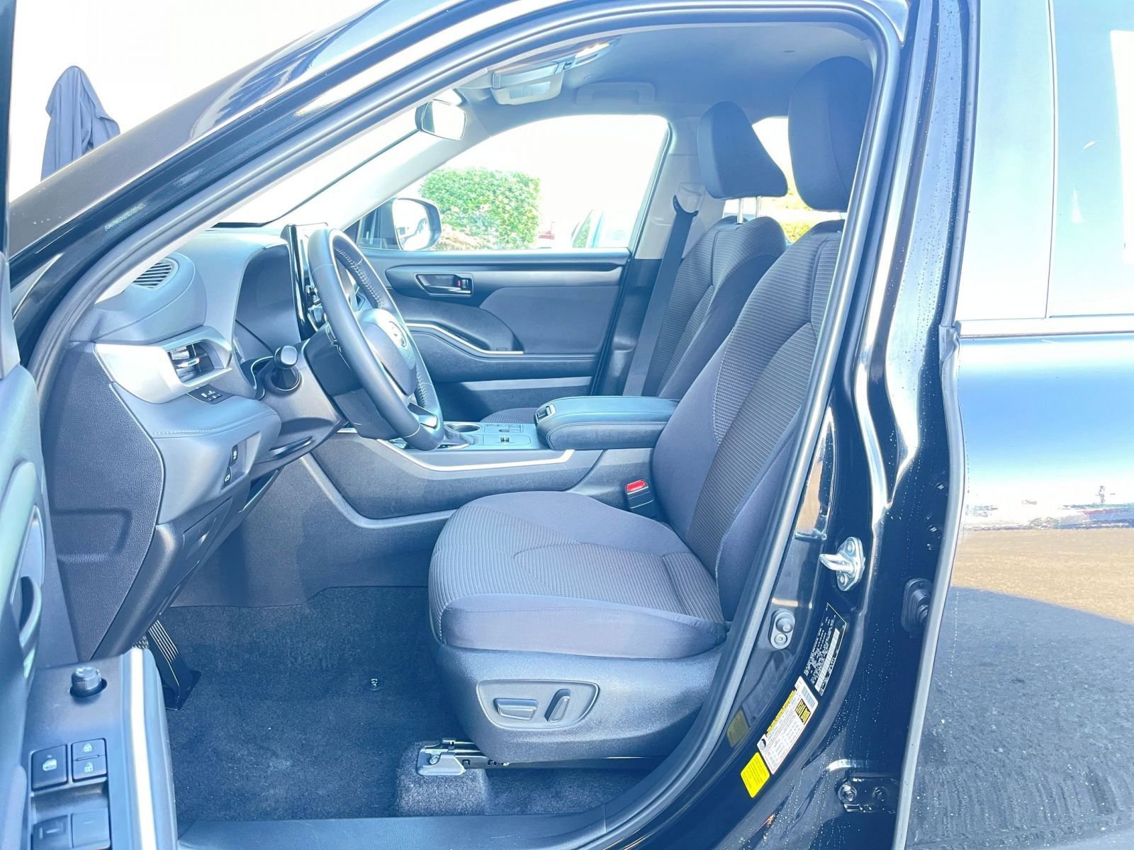 Used 2025 Toyota Highlander LE image 38