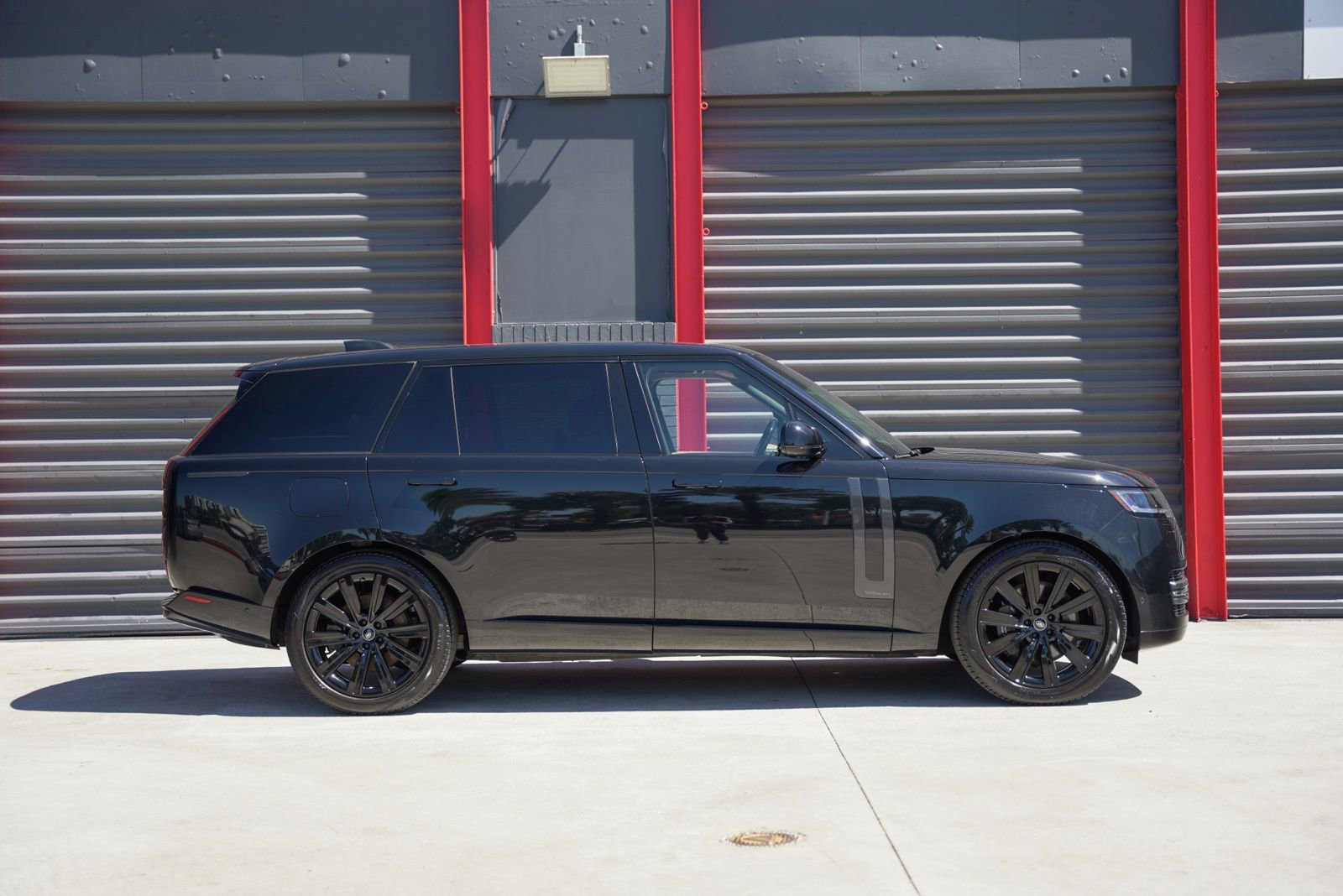 Used 2024 Land Rover Range Rover Long Wheelbase Autobiography image 7