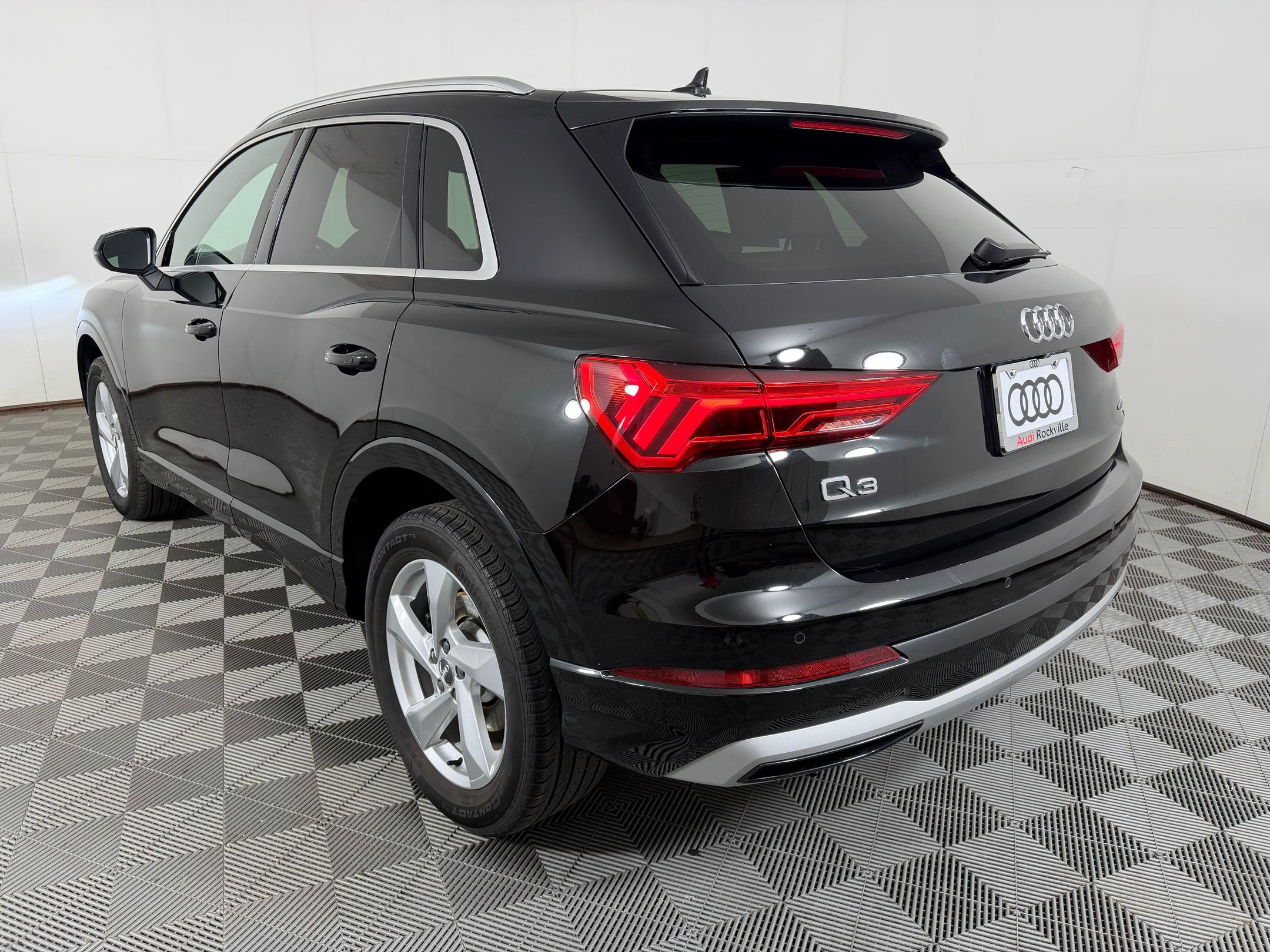 Used 2020 Audi Q3 2.0T Premium w/ Convenience Package AWD/4WD image 3