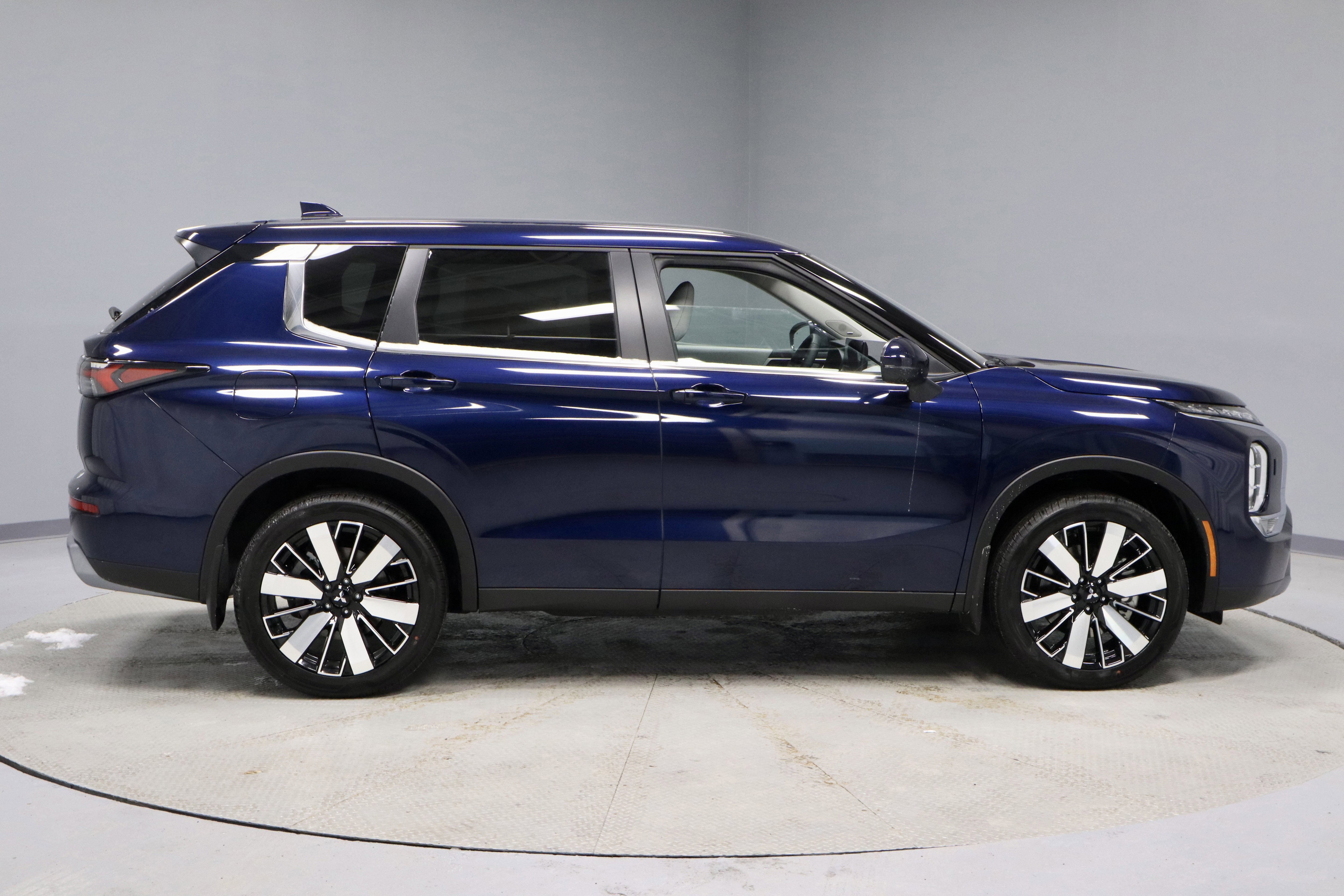 New 2026 Mitsubishi Outlander SE image 3