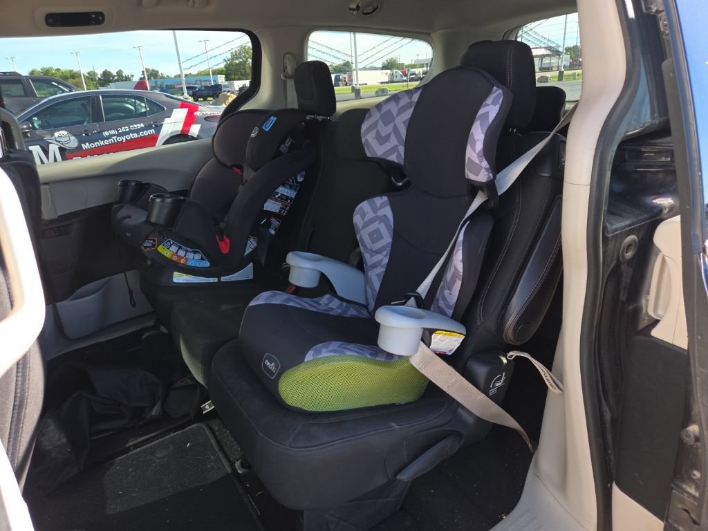 Used 2018 Chrysler Pacifica Touring w/ Tire & Wheel Group FWD image 11