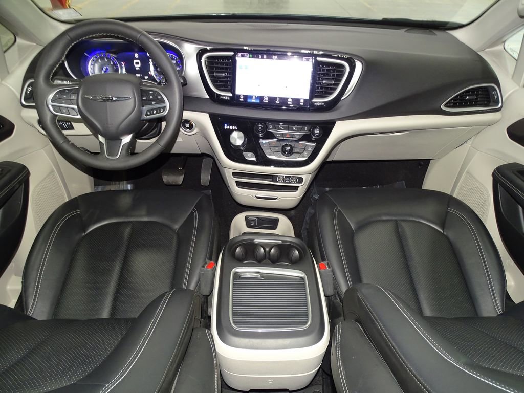 Used 2024 Chrysler Pacifica Touring-L image 30