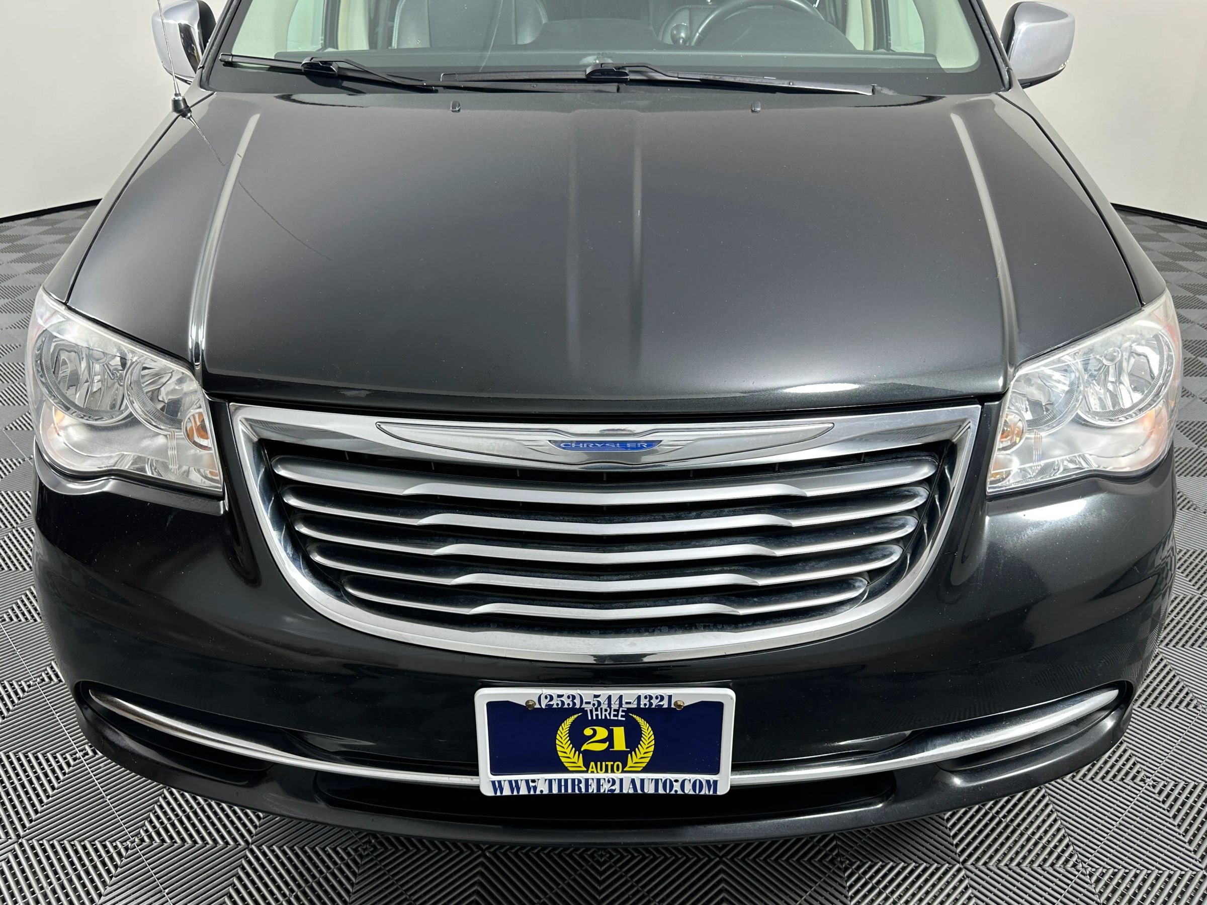 Used 2012 Chrysler Town & Country Touring-L w/ Premium Group FWD image 3