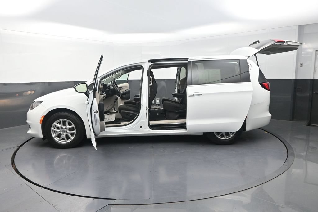 Used 2022 Chrysler Voyager LX FWD image 34