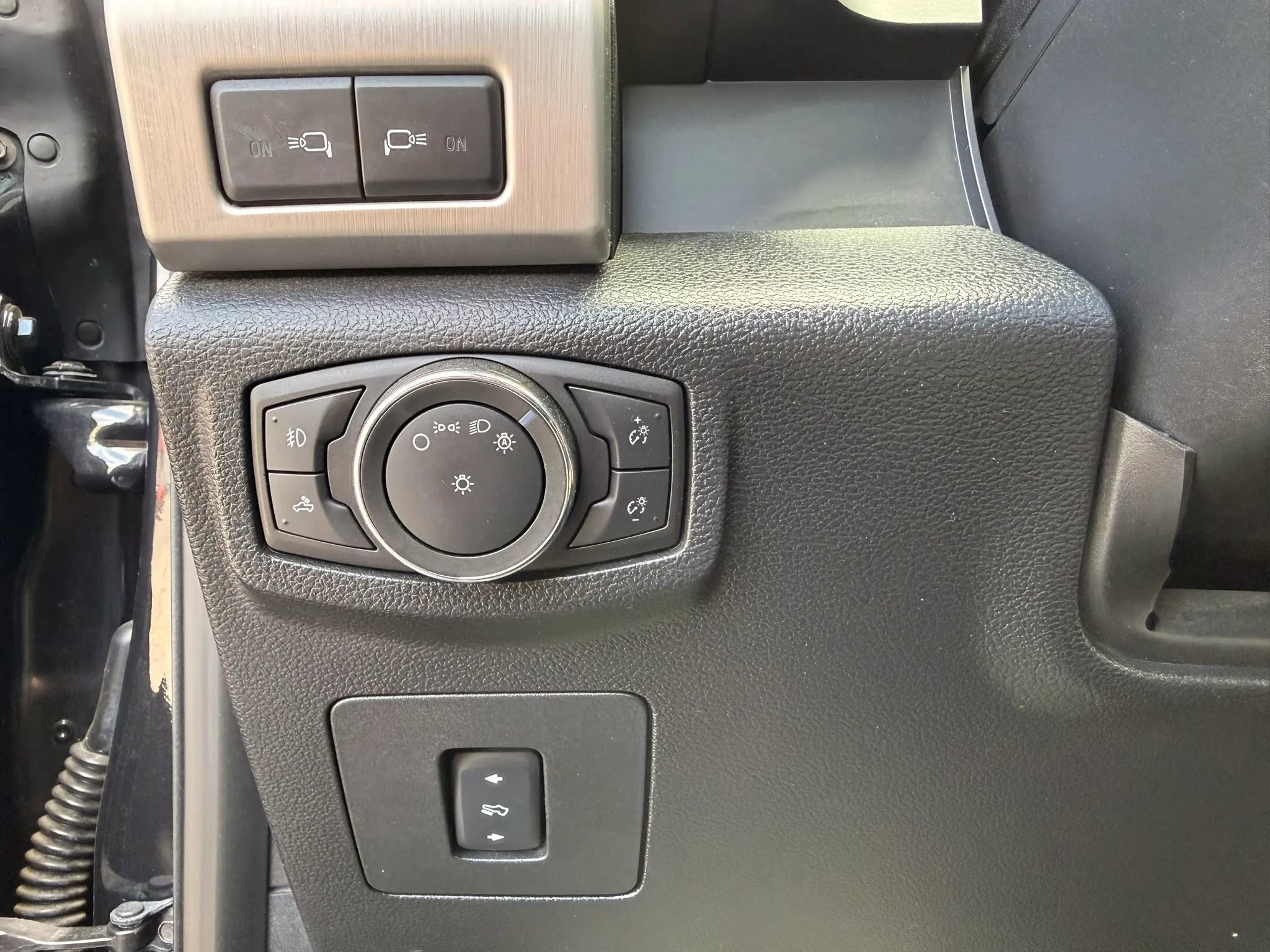 Used 2015 Ford F150 Platinum w/ Equipment Group 701A Luxury image 23