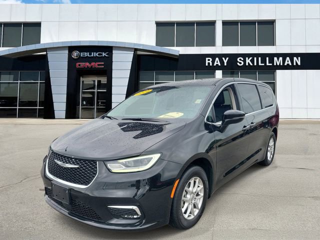 Used 2024 Chrysler Pacifica Touring-L FWD image 2