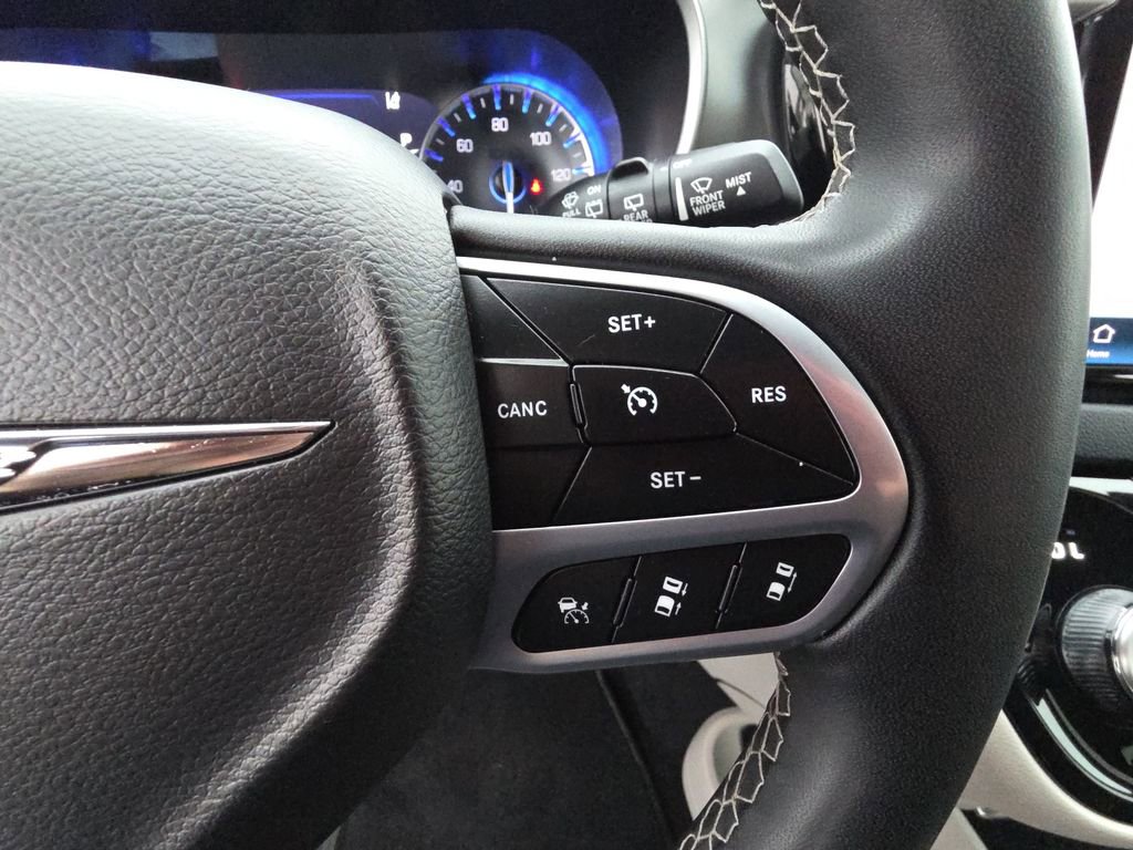 Used 2023 Chrysler Pacifica Touring-L image 19