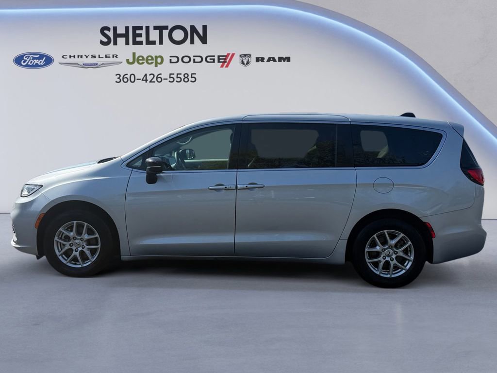 Used 2024 Chrysler Pacifica Touring-L FWD image 3