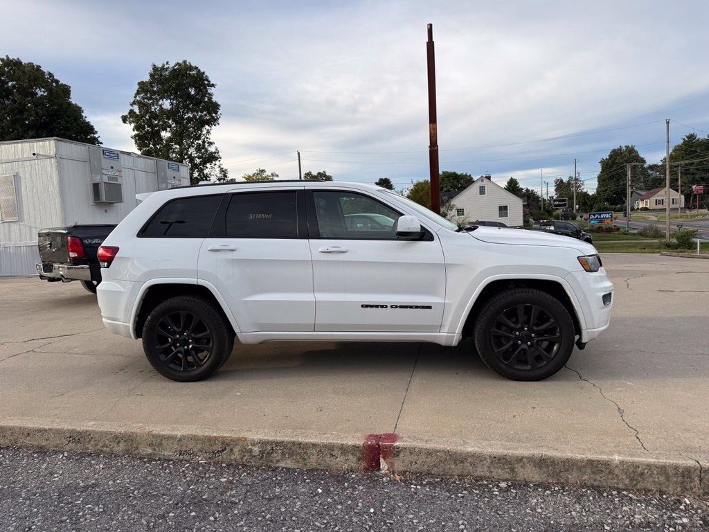 Used 2018 Jeep Grand Cherokee Altitude AWD/4WD image 5