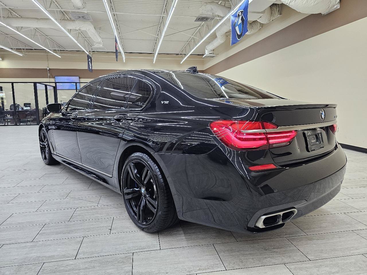 Used 2018 BMW M760i xDrive AWD/4WD image 8