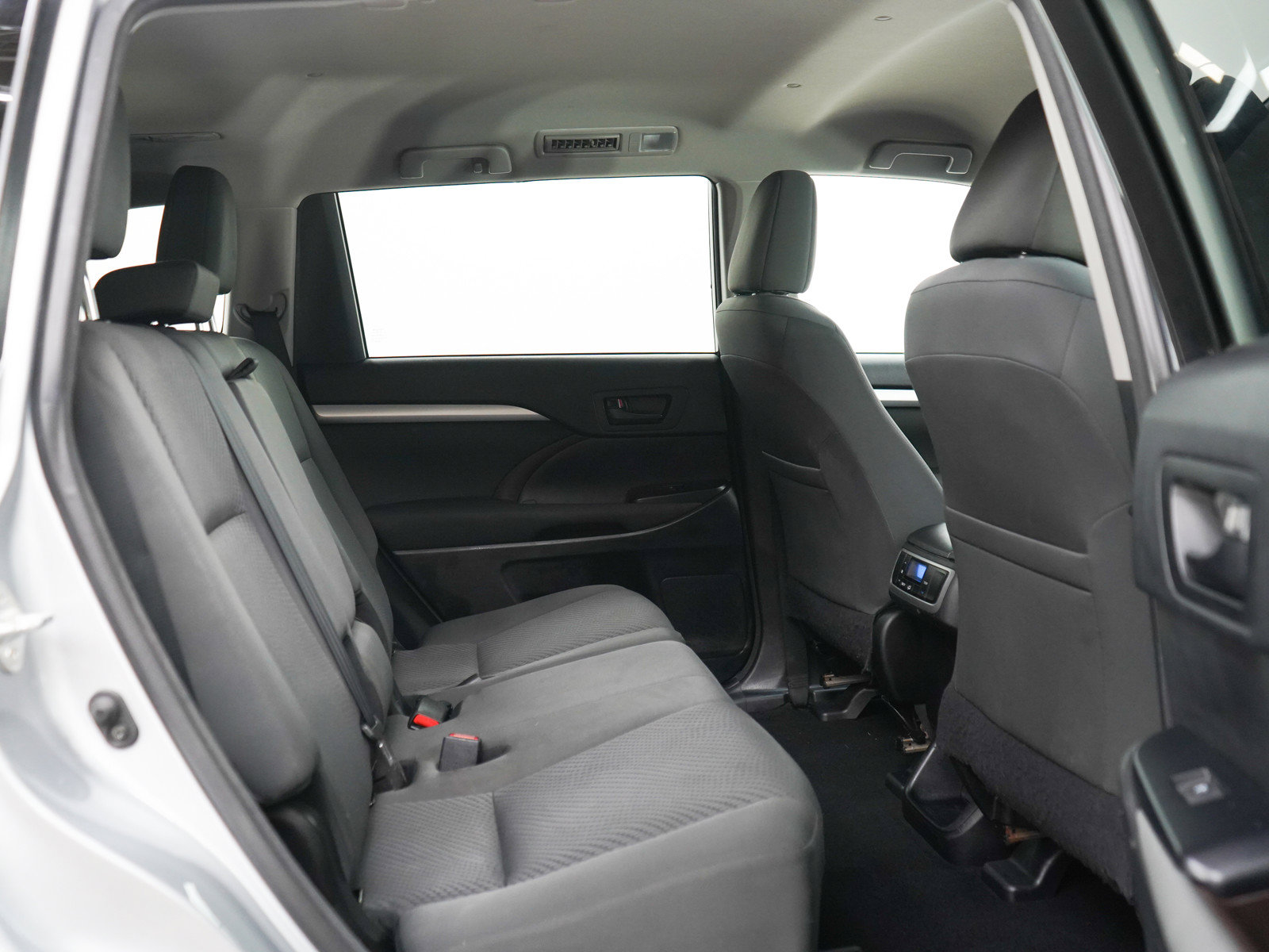 Used 2017 Toyota Highlander LE AWD/4WD image 12