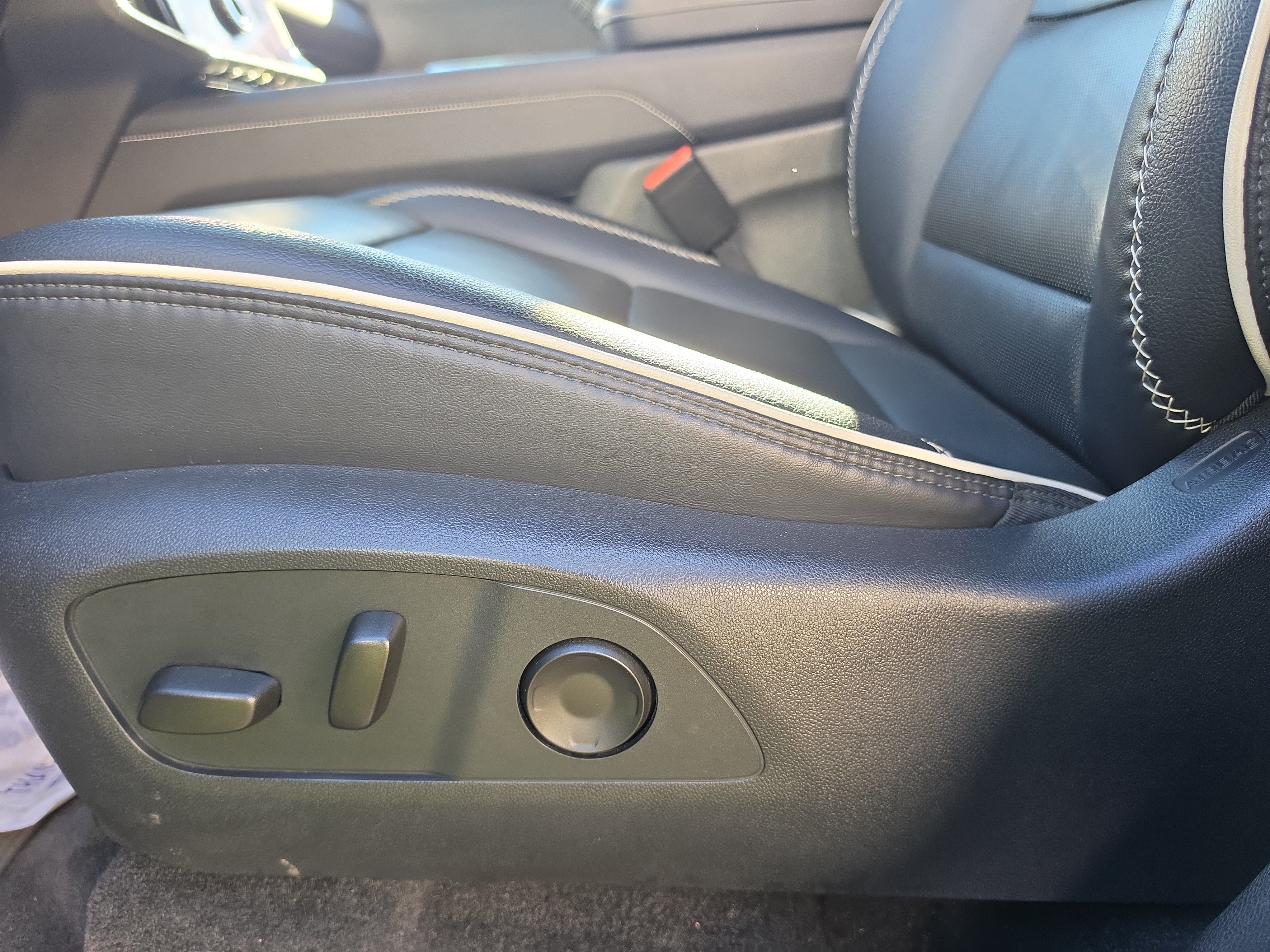 Used 2025 GMC Acadia Denali w/ LPO, Floor Liner Package AWD/4WD image 13