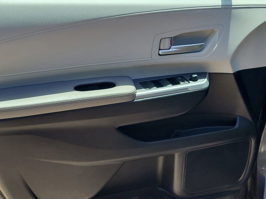 Used 2025 Toyota Sienna XLE FWD image 18
