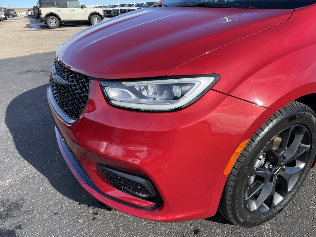 Used 2025 Chrysler Pacifica Limited image 30