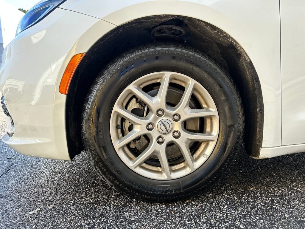 Used 2023 Chrysler Pacifica Touring-L image 7