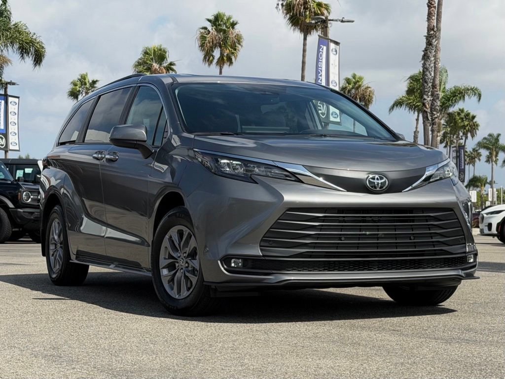 Used 2026 Toyota Sienna XLE FWD image 2