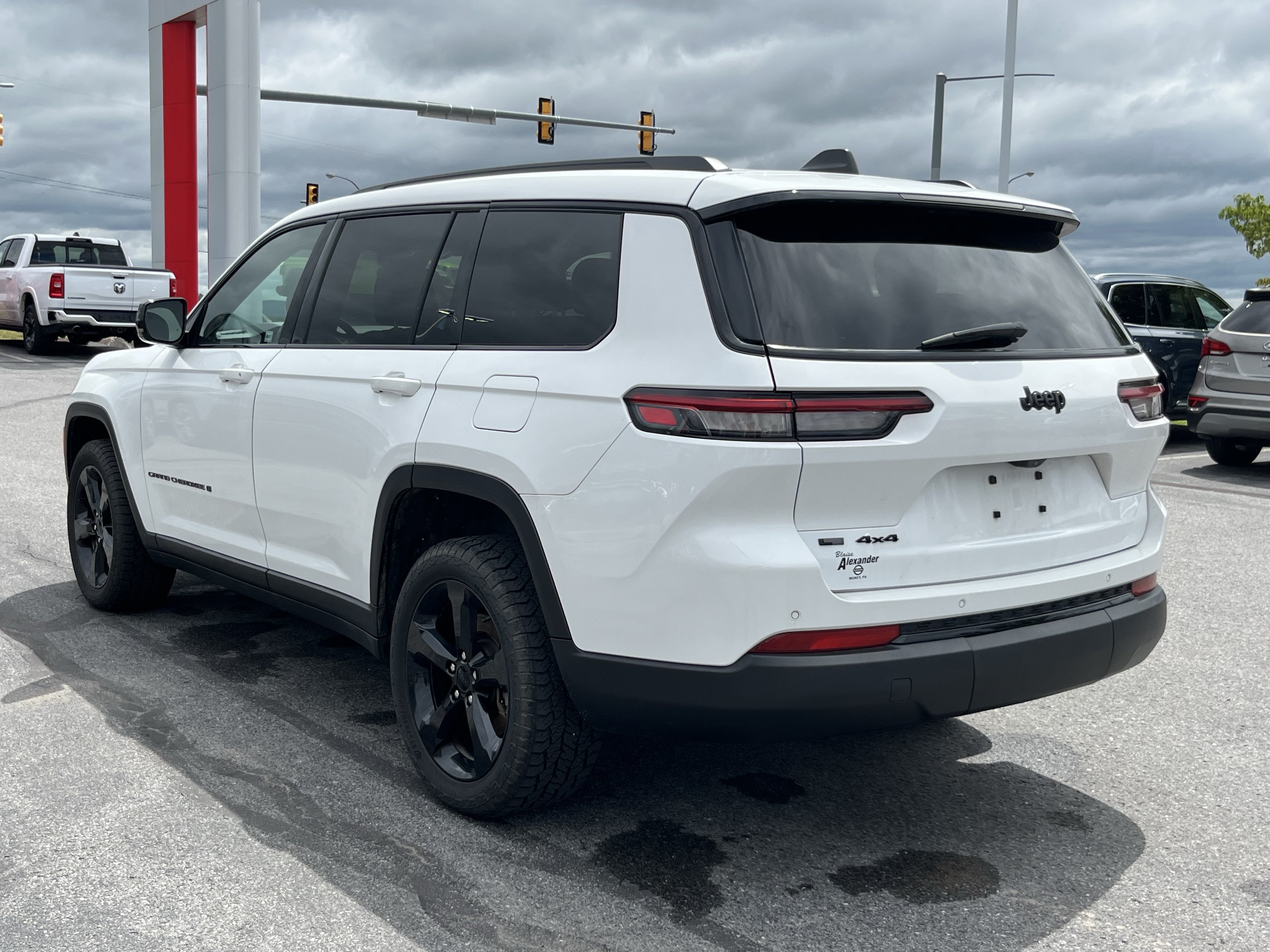 Used 2022 Jeep Grand Cherokee L Laredo AWD/4WD image 5