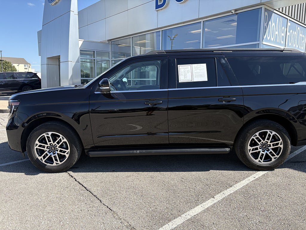 Used 2025 Ford Expedition Max Active AWD/4WD image 3