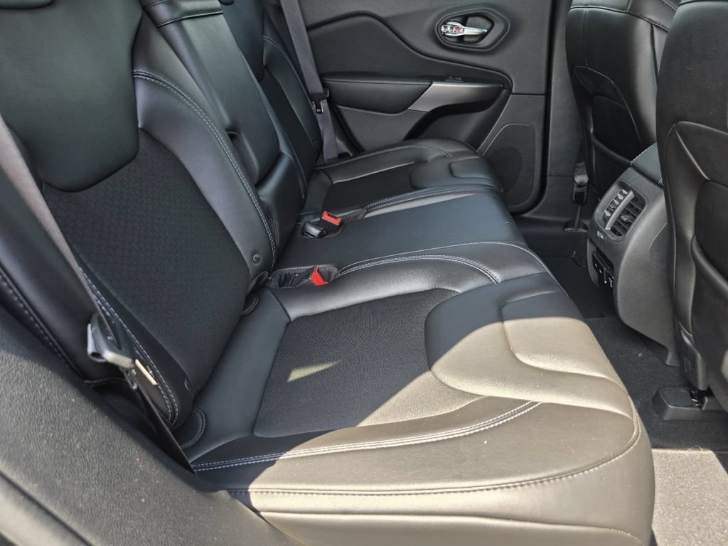 Used 2019 Jeep Cherokee Latitude Plus w/ Comfort/Convenience Group FWD image 16