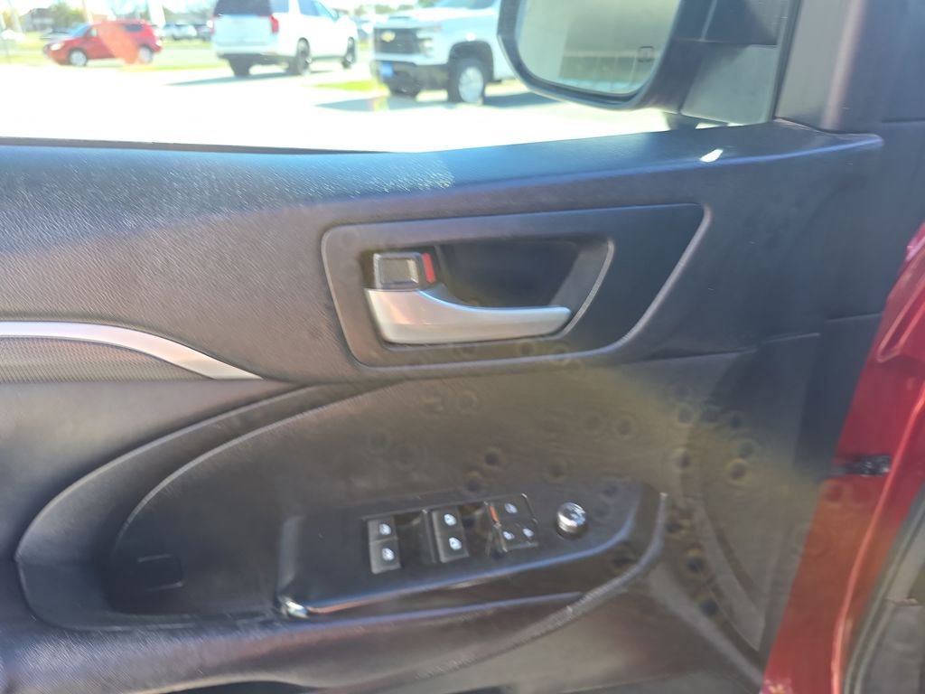 Used 2017 Toyota Highlander SE image 14