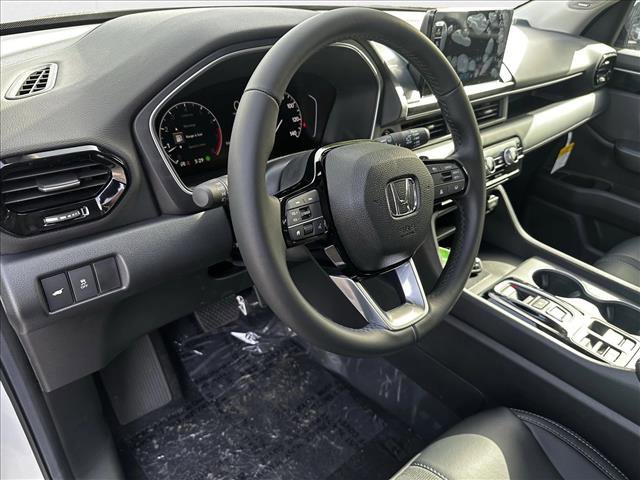 New 2025 Honda Pilot Touring image 3