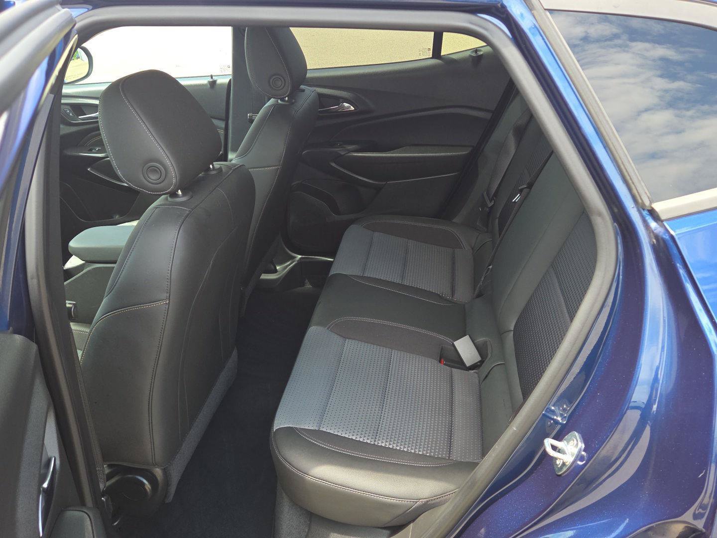 Used 2024 Chevrolet Trax LT w/ LT Convenience Package FWD image 13