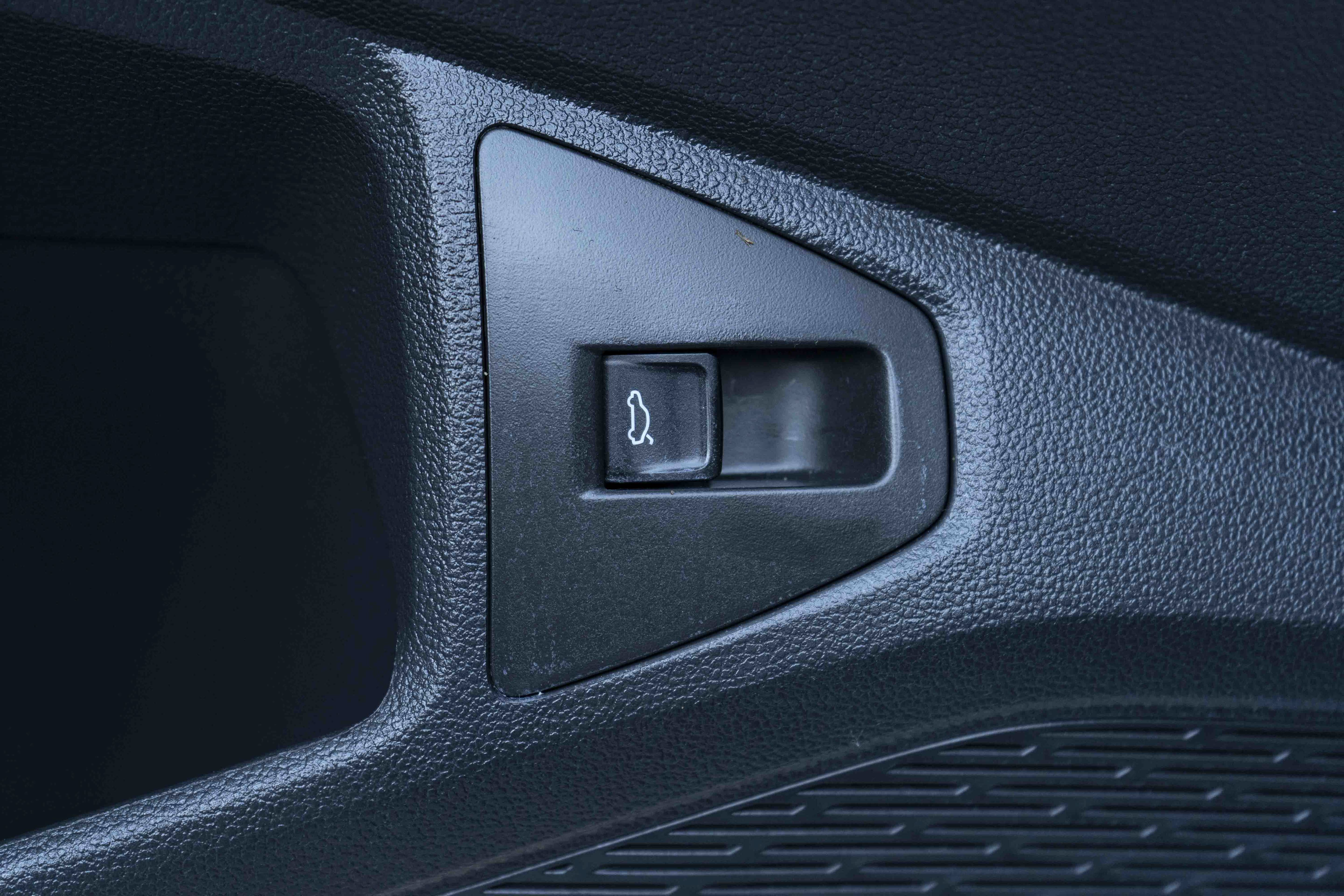 Certified 2025 Volkswagen Jetta SE w/ Sunroof Package FWD image 34