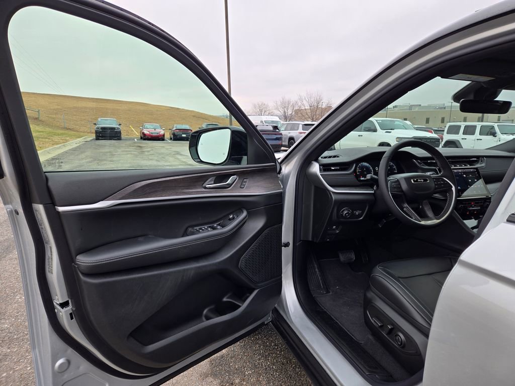 New 2025 Jeep Grand Cherokee Limited image 9