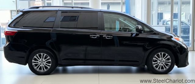 Used 2018 Toyota Sienna XLE image 6
